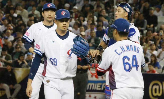 「老虎」黃子鵬（前左）在本屆世界12強棒球賽預賽階段第二度先發，在教練團安排下此役並沒投太久，僅1.1局就先退場。（趙雙傑攝）