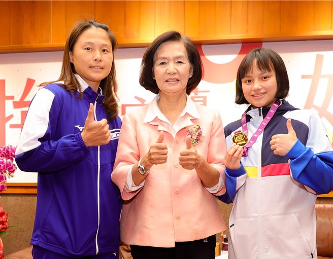 宜蘭縣長林姿妙（中）18日特別給予表揚及勉勵，並鼓勵高勻芮（右）在運動場上的努力不懈與無私的奉獻，為國爭光、為縣爭光。（吳佩蓉攝）