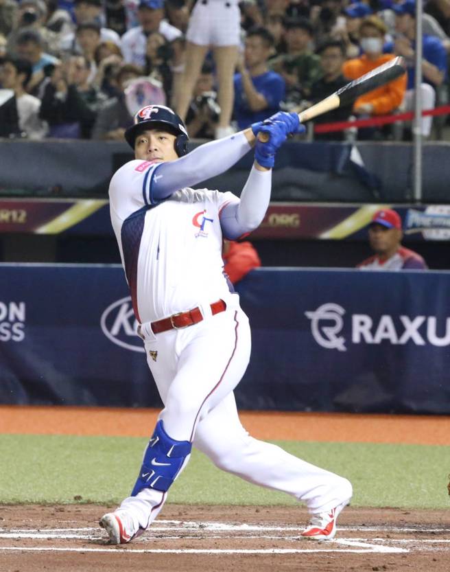 中華隊吉力吉撈・鞏冠3局下的二壘打帶有1分打點。（趙雙傑攝）