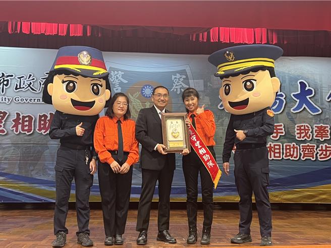 新北市警察局今举办「113年绩优里守望相助队」表扬大会，由市长侯友宜亲自颁奖表扬。（王扬杰摄）
