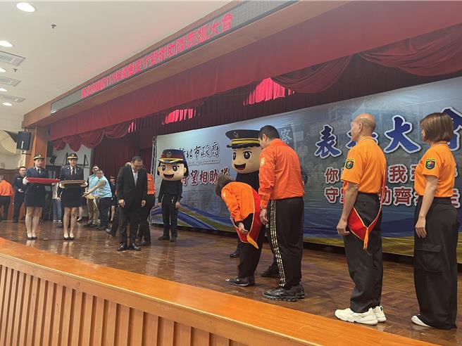 新北市警察局今举办「113年绩优里守望相助队」表扬大会，由市长侯友宜亲自颁奖表扬。（王扬杰摄）