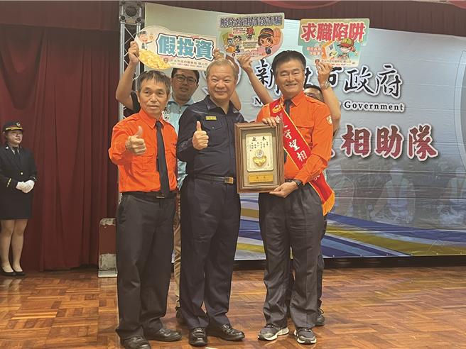 新北市警察局今举办「113年绩优里守望相助队」表扬大会，警察局长廖训诚祝贺获奖队伍。（王扬杰摄）