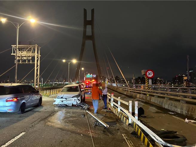 李女駕駛白色試乘車不慎在新北大橋自撞。（三重警分局提供）