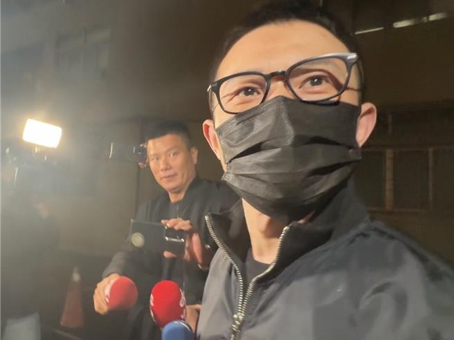 稍早郭哲敏神态轻松离开法庭大楼，面对媒体询问表示「请各位媒体对我、对案情有利的证据调查，平衡报导就行了，谢谢大家」。（柯毓庭摄）