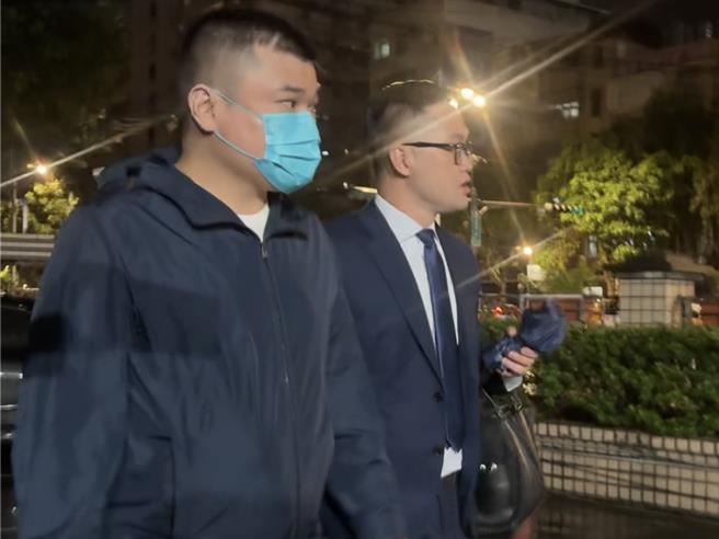 「88会馆」负责人郭哲敏小弟张旭升（左）因也被新北地检署指摘涉入地下匯兑被收押，今获谕知1000万交保。（柯毓庭摄）