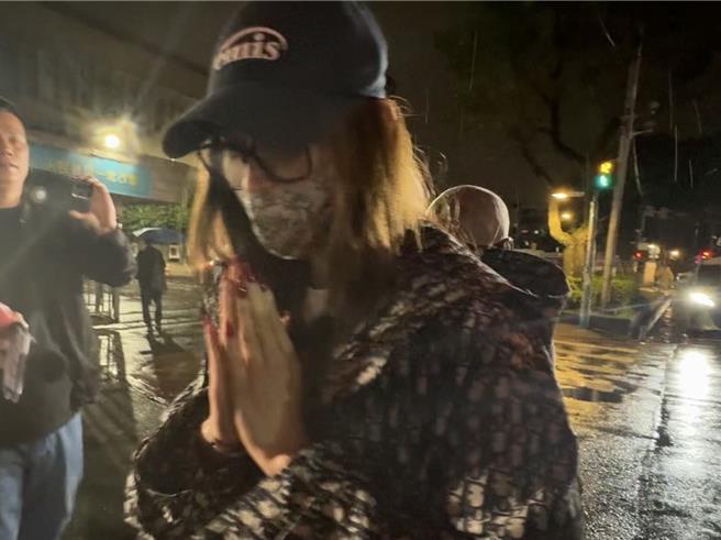 郭哲敏的女友、前名模钱帅君就穿着十几万一件的名牌迪奥大衣、带着两人拖着超大咖行李箱现身新北院办保，离去时双手合十向记者致意。（柯毓庭摄）