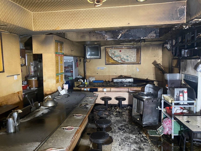 铁板烧店内部都被烧到熏黑。（翻摄画面）