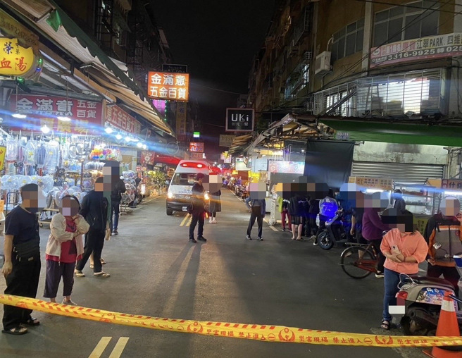 消防队在现场抢救，已拉上封锁线。(翻摄画面)