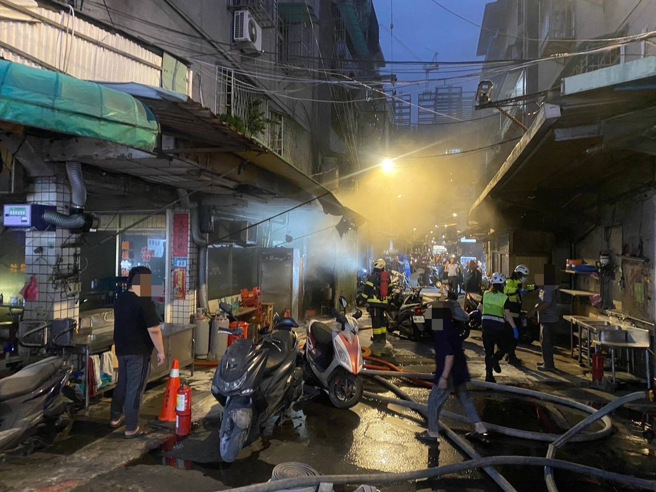 消防队在现场抢救。(翻摄画面)