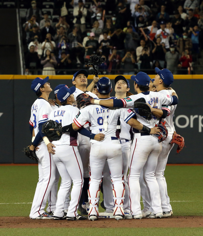 中华队在第3届世界12强棒球赛预赛最终战击败古巴队，以4胜1败、B组第2晋级四强。（赵双杰摄）