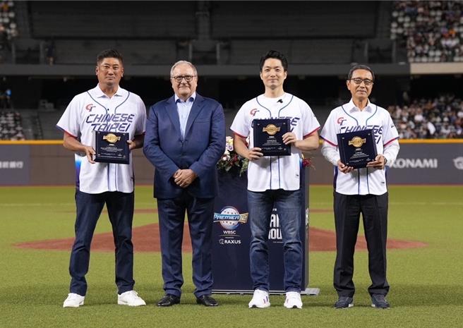 中华棒协理事长辜仲谅（左一）承诺中华队夺得总冠军加码3000万奖金。（资料照／中华棒协提供）