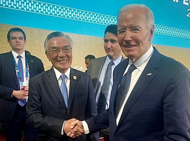 APEC我方領袖代表林信義（前左）15日在秘魯與美國總統拜登（前右）晤談，並熱情邀請拜登訪台，加拿大總理杜魯道（後）也在旁聆聽。（路透）