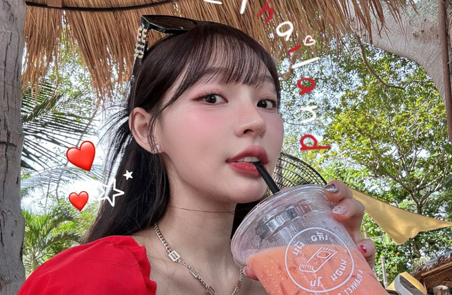 林襄大胆露出内裤的造型，引发网友讨论。（图／林襄IG）