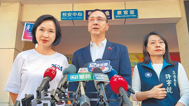 傳出國民黨黨內《財劃法》版本鬧雙包，國民黨主席朱立倫（中）17日表示，自己只看過一個版本。（柯宗緯攝）