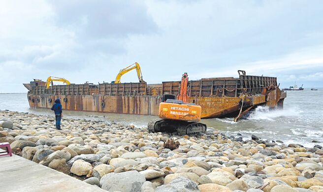 台电公司的无动力工作平台船16日进行拖船作业时，因缆绳断裂搁浅在桃园市观新藻礁生态系野生动物保护区南侧，恐造成藻礁受损。桃园市环保局17日依法开罚最高25万元。（叶斯桂提供／廖姮玥桃园传真）