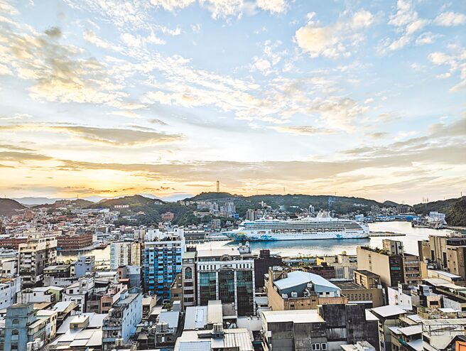 有愈来愈多邮轮选择在基隆靠泊或设为母港，基隆市政府明年4月起锁定邮轮观光客，推出双层观光巴士服务，希望让更多邮轮旅客在基隆市消费、观光。（张志康摄）