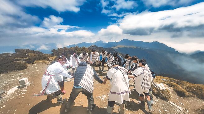 花莲县秀林国中自108学年度起推动「山林寻根」学校本位课程，今年3月带领学生重溯先民百年前的迁徙路线，攀登合欢主峰与奇莱北峰。图为奇莱北峰。（山野种子教师骆昌宏提供／罗亦晽花莲传真）