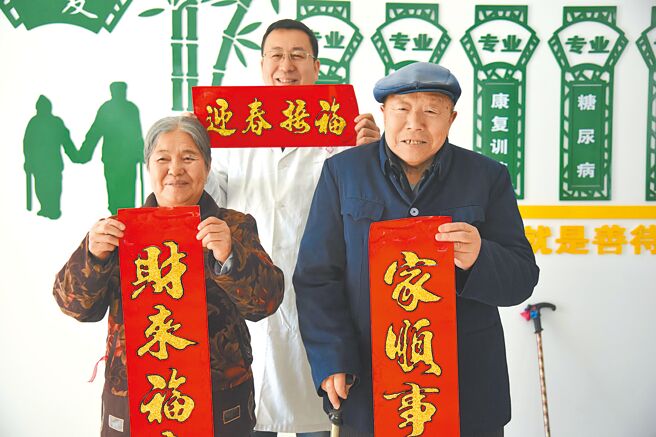 大陆国家统计局发布《中国统计年鉴2024》显示，已有19省市迈入中度老龄化程度。图为黑龙江省漠河养老养生院的老人与工作人员展示春联。（新华社）