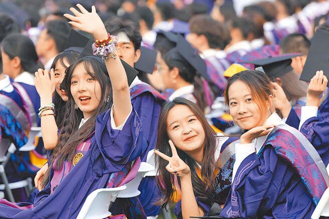 雖然大陸教育部三令五申，企業選才不能只挑名校畢業生，但不少企業實際選人上，仍要求把學歷放在首要考量。（新華社）