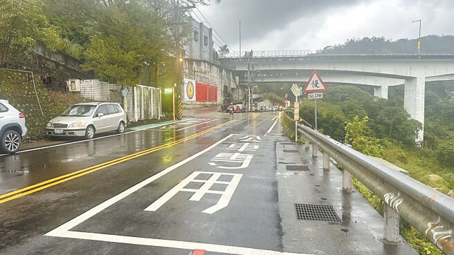 新北市石碇區的石碇高中公車站，因無雨遮導致許多學生只能淋雨候車，且該處腹地不足，學生也必須站在馬路上等車。（賀培晏攝）
