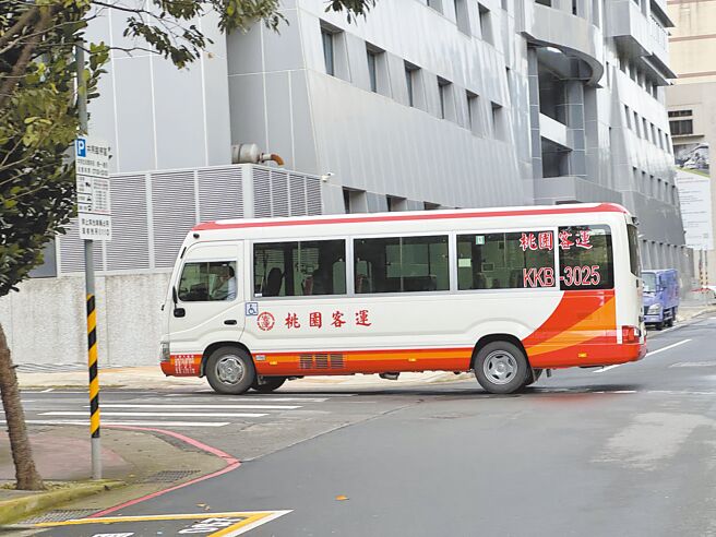 全桃園市有795輛公車，明年將添購136輛電動公車汰舊換新。（蔡依珍攝）