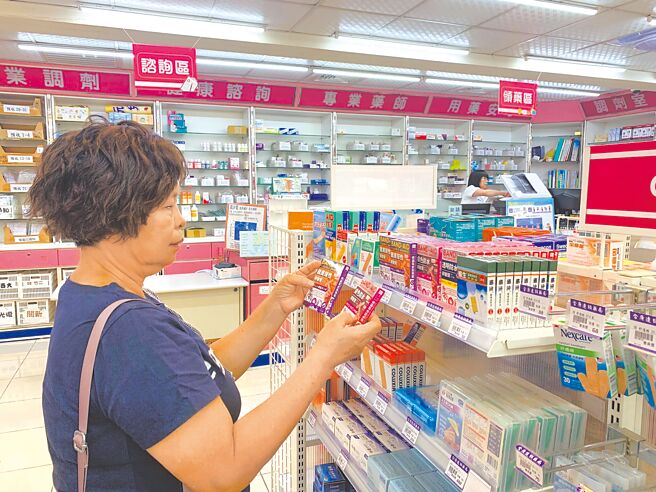 新竹市政府今年10月中旬起，开放敬老卡及爱心卡可至药局消费，但国民党市议员锺淑英指出，全市有143家健保药局，却仅媒合到6家药局合作，认为应增加诱因吸引药局加入。（新竹市政府提供／王惠慧新竹传真）