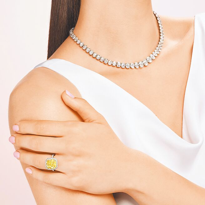 彩钻和彩宝婚戒因价格持续稳定成长，值得投资。（Harry Winston提供）