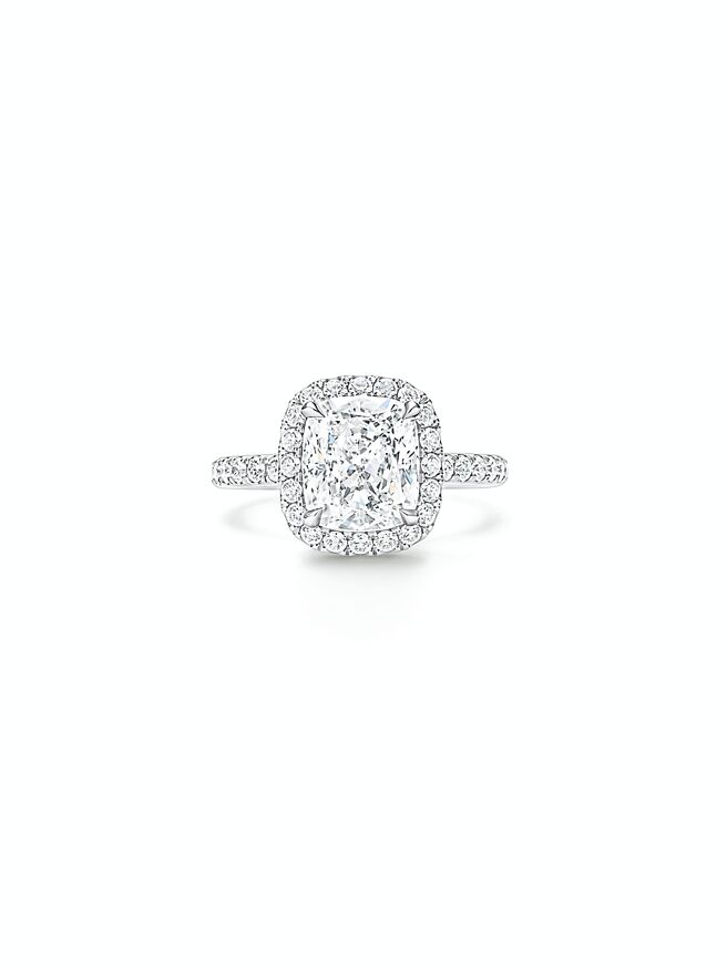 海瑞温斯顿The One系列枕形切工戒指在钻石主石外圈镶了一圈小钻，主石看起来更大更亮。（Harry Winston提供）