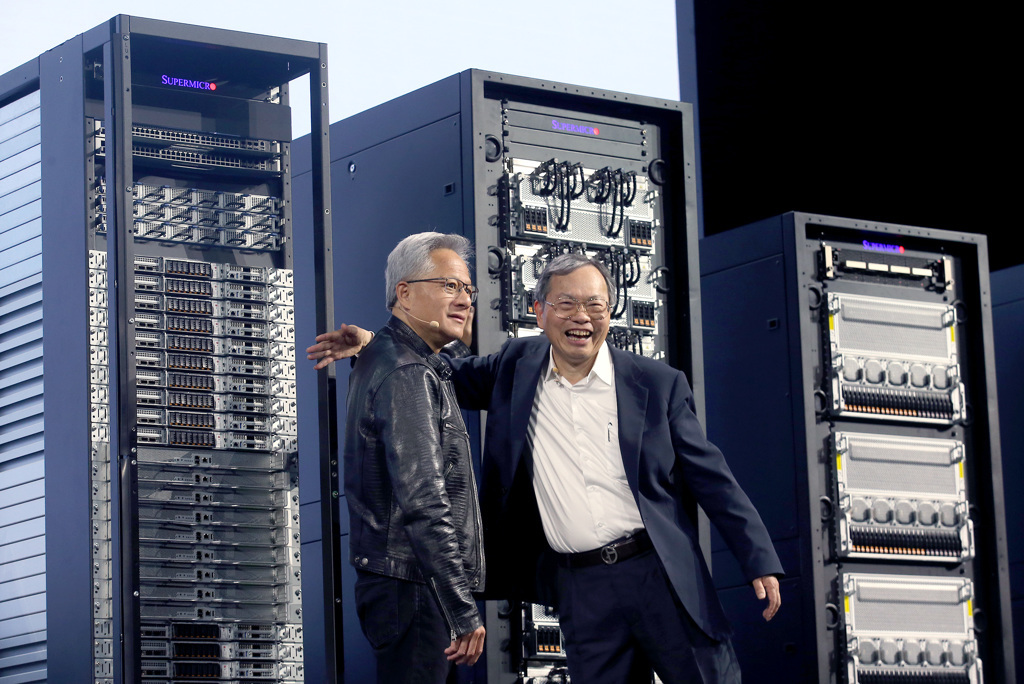 美超微再度出現下市危機，創辦人梁見後（圖右）曾與輝達黃仁勳（圖左）同台。 （圖/報系資料照）