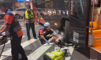 台南巴士撞電動自行車「捲入車底」 16歲女高中生命大僅擦傷
