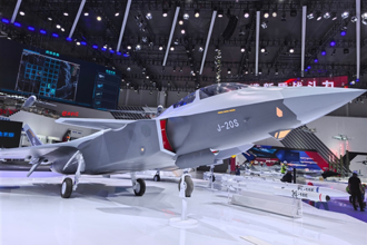 全球第一種雙座匿蹤戰機亮相