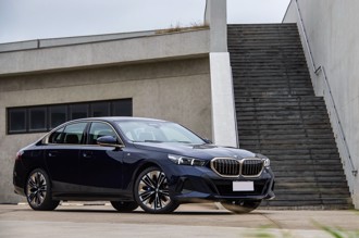 全新世代BMW 530i M Sport气势非凡 集歷代经典元素 兼具优雅与运动风格