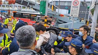 和平新生天橋爆發警民衝突 反拆團體怒批：警方掐脖