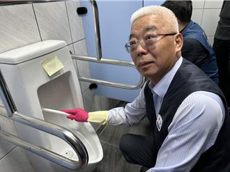 響應世界廁所日 中油董座親掃公廁籲員工重視衛生