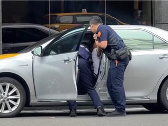 高雄男藏毒紅線違停拒檢「猛催油門」   2警遭拖行畫面曝光