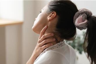 7旬奶奶突吸不到氣送急診 驚見「巨大甲狀腺瘤」壓迫氣管