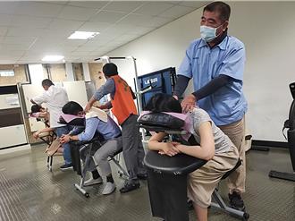 高雄助企業進用視障按摩師 紓緩員工壓力創雙贏