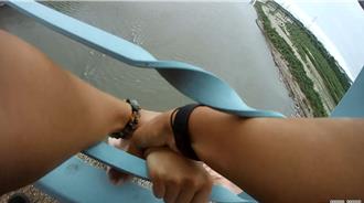 鬼门关前抢人！女硕士站桥上「摇摇欲坠」 溪员警拚全力救人