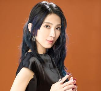 戴佩妮戴TASAKI超美   眾人敲碗開演唱會  退居幕後太可惜