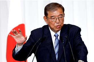 APEC上沉迷手机不社交、坐着握手 石破茂遭讽「日本之耻」