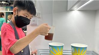 東大附小學生變身一日店長 體驗手搖飲職場