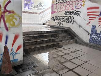 桃园杨梅地下道脏乱漏水恐成治安死角 地方吁整体改善