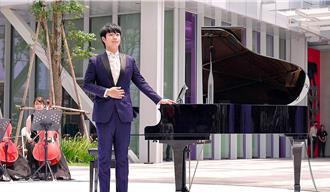 蔣榮宗1000吋巨幕前開唱超震撼 險跳進奧運規格泳池暢游