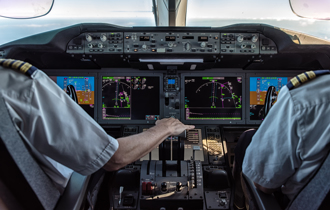 飞机暴雨中盲降「一物」超吸睛！直击驾驶舱惊心动魄60秒