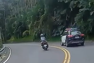 葛好帅？载妻辣山路弯道「双黄线超警车」 网笑：懂牺牲奉献