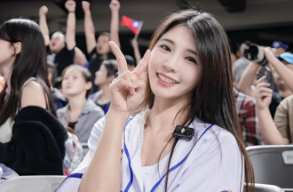 12強》6場大巨蛋看好看滿！球迷被「1女神」感動：謝謝妳愛棒球