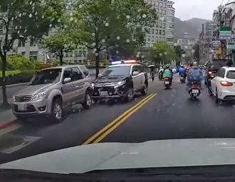 警車狂鳴笛驅趕 違停車主姍姍來遲！網酸：不能「繞過去」嗎