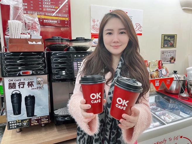 OKmart联名茗京萃的「紫苏茶」、「百草甘茶」每杯特价39元。（OKmart提供／朱世凯台北传真）