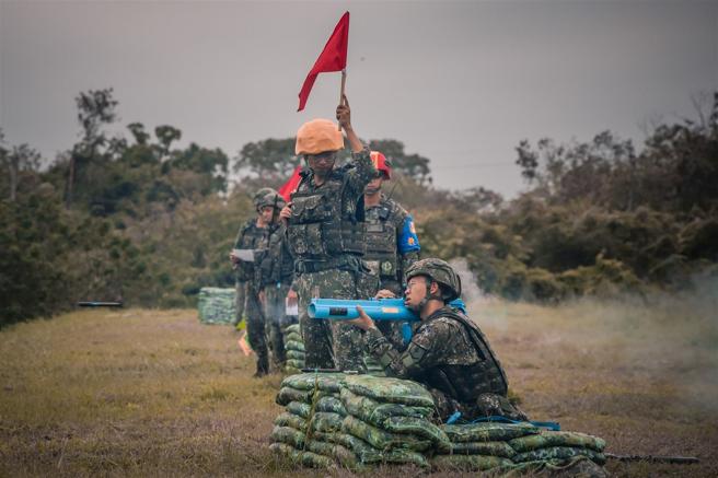  役男实施66火箭弹缩射弹射击，为后续鑑测做好充分准备。（记者陈怡璇摄）
