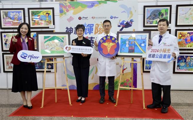 三军总医院昨日携手阳光社会福利基金会及臺湾辉瑞药厂，举办「神采辉阳，艺起有魔法」巡迴画展。（记者范瑜摄）